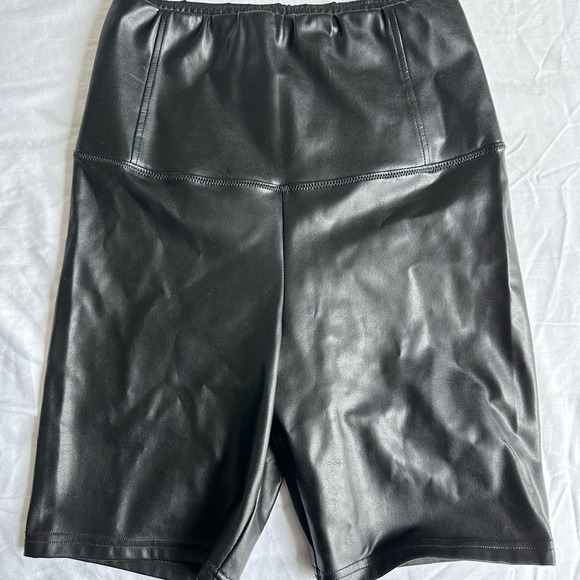 Aritzia | Wilfred Free Daria Bike Short - Picture 2 of 5